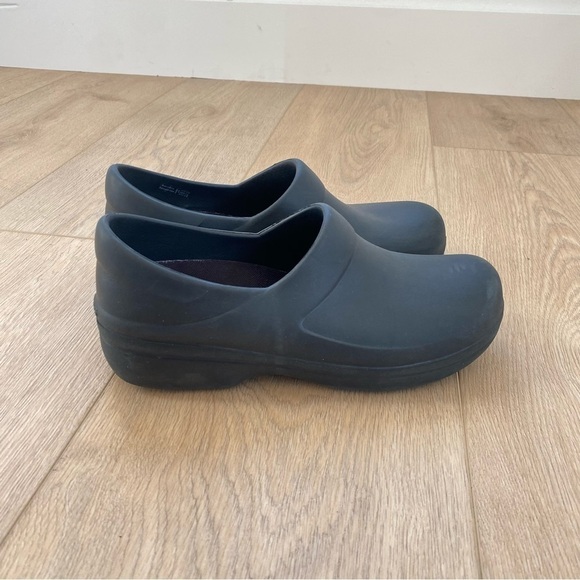 Dual Crocs Comfort Black Slip On Shoes Women's Size 10 - Picture 1 of 6